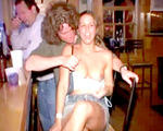 Ces cochonnes ne peuvent s'emp�cher de baiser tout ce qui bouge et c'est d�goulinant !